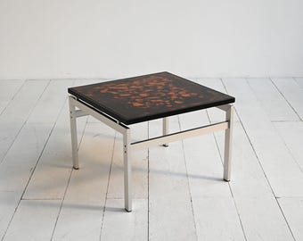 Stolik kawowy Jean René „Etna” z lat 70. XX wieku, blat z artystycznej żywicy, podstawa z białego lakierowanego metalu, rzeźbiarski design w stylu vintage