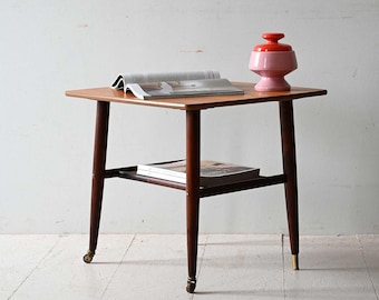 Vintage soffbord i skandinavisk teak och mahogny från 1960-talet med hylla i rotting och mässingsdetaljer