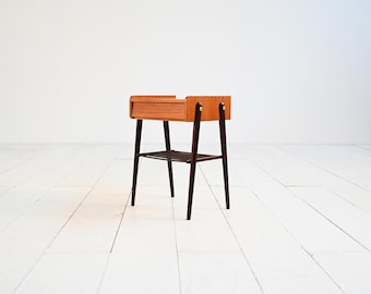 Mesa de cabeceira vintage escandinava em teca com pés pretos, estilo moderno de meados do século XX, com gaveta.