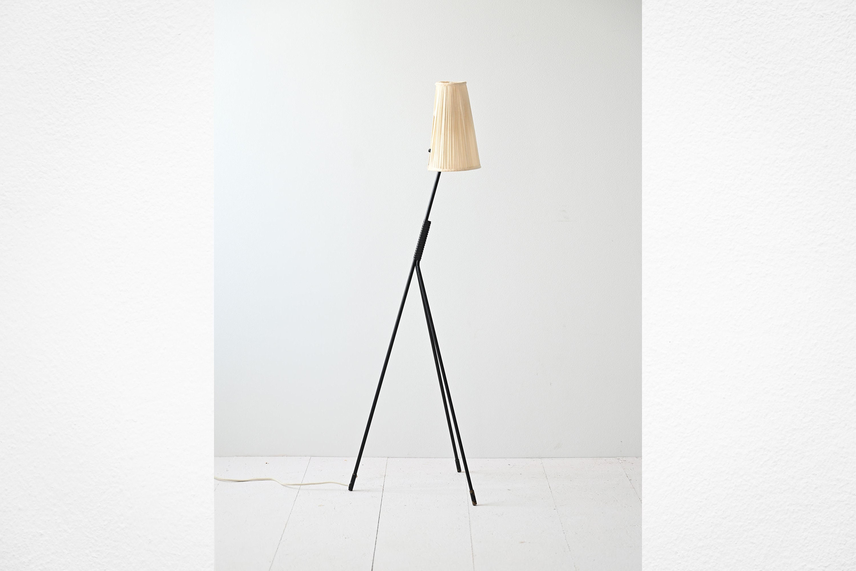Lampadaire Trépied Vintage Noir – Abat-Jour Cylindrique en Tissu, Design Rétro Mid-Century