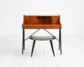 Schreibtisch aus Walnussholz mit schwarzen Metallbeinen aus der Mitte des 20. Jahrhunderts, Vintage-Schreibtisch aus den 1950er/1960er Jahren, skandinavisches modernes Büromöbel