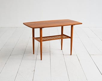 Mesa de centro sueca de teca de mediados de siglo, de Alberts Tibro, década de 1960. Mesa escandinava con estante inferior tejido.