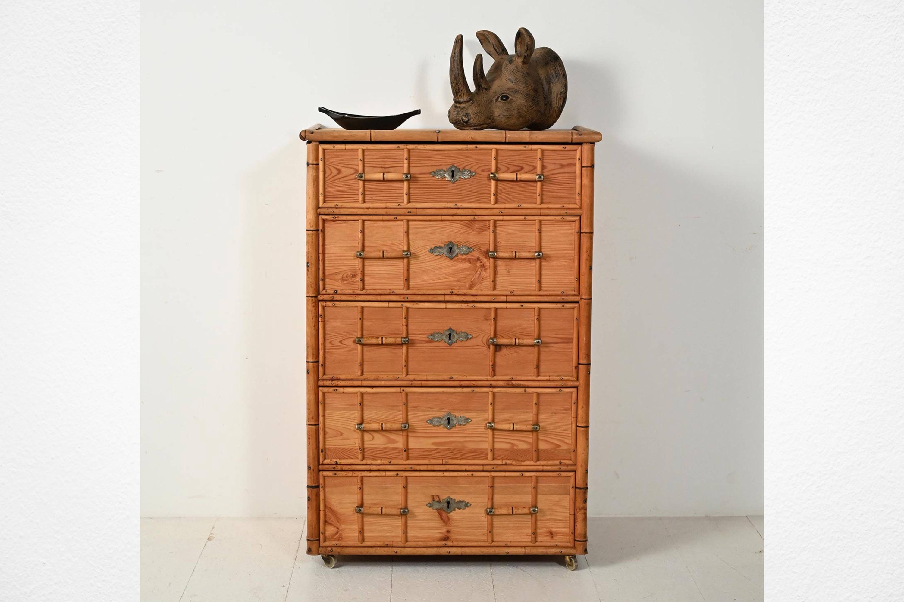 Vintage Scandinavian Colonial-style Chest of Drawers in Pine and