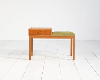 Skandynawski fotel Gossip z lat 60., dębowy stolik Telefonbench, ławka wejściowa z szufladą, siedzisko z zielonego aksamitu, styl mid-century modern