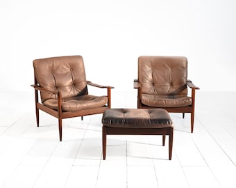 Paar skandinavische Teak-Ledersessel mit passendem Hocker, Vintage-Lounge-Sessel aus den 1960er Jahren, Sitzmöbel im Mid-Century-Modern-Stil