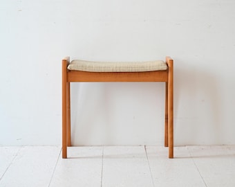 Skandinavischer Vintage Fußhocker aus Birke mit gepolsterter Sitzfläche