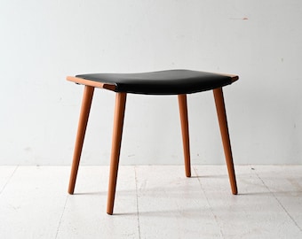 Vintage-Hocker im skandinavischen Stil aus Birke und schwarzem Kunstleder – Fußhocker oder Sitzgelegenheit im Mid-Century-Stil