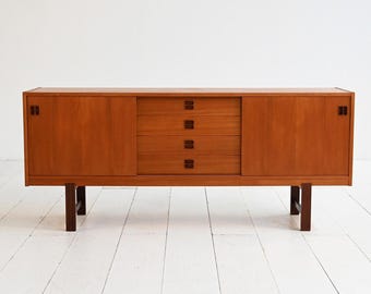 Skandynawska komoda z drewna tekowego „Comet” firmy Bogeryd, styl Mid Century Modern z lat 60. XX wieku z drzwiami przesuwnymi i szufladami