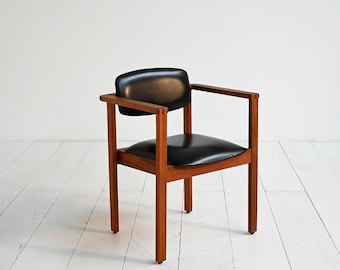 Vintage Deense teakhouten stoel met zwart leer, eetkamerstoel uit de jaren 60 in mid-century modern stijl, Scandinavisch minimalistisch zitmeubel.