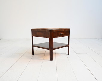 Table basse Art Déco incrustée, table d'appoint européenne des années 1930 en acajou, bouleau et hêtre, avec tiroir et étagère inférieure