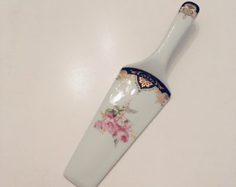 Vit paj- och kakbestick med rosdesign, 25 cm