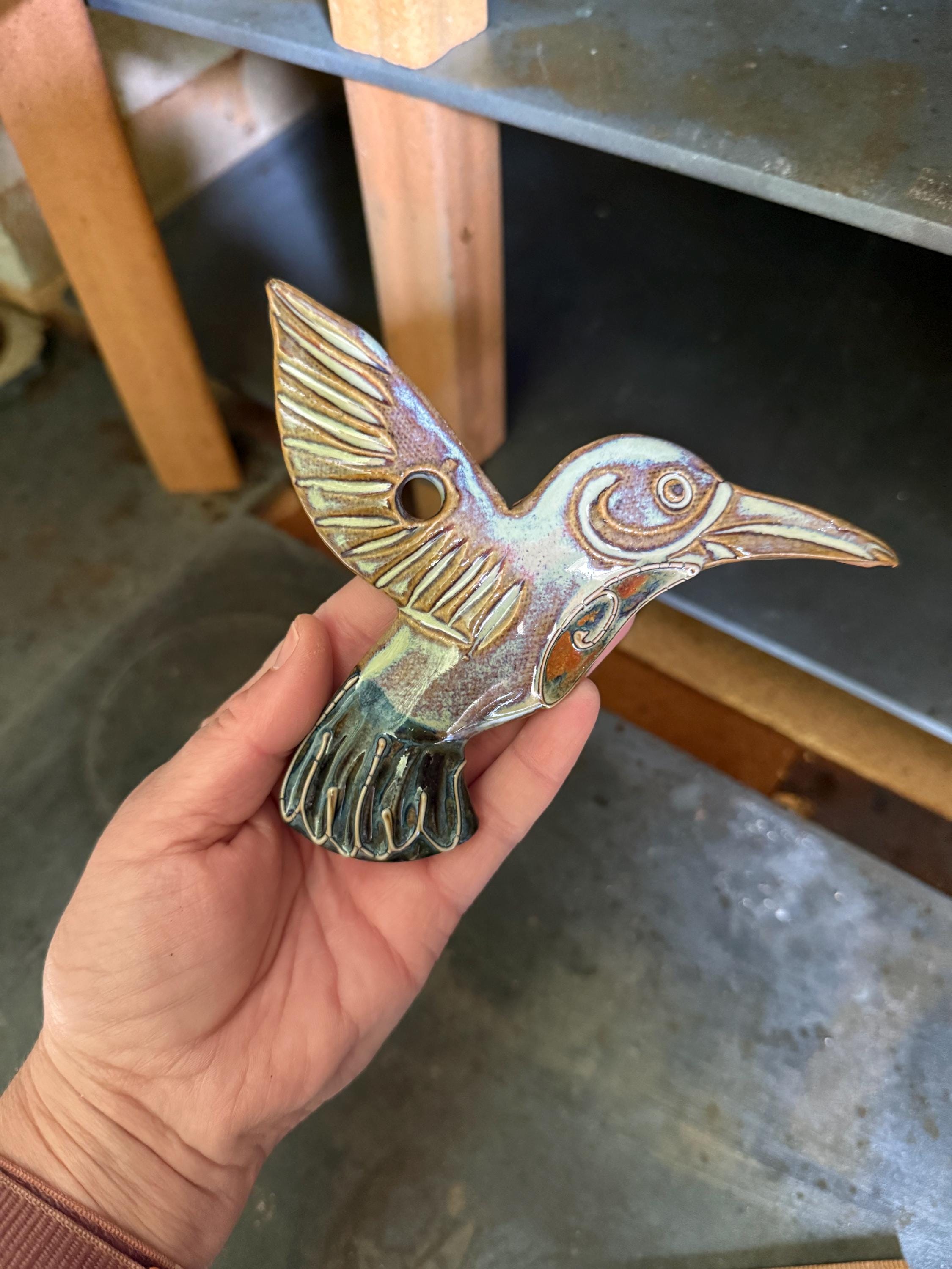 Colibrí de cerámica para colgar en la pared, hecho a mano. Ideal para interiores y exteriores.