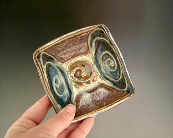 Condiment/spice dish or small dessert dish. Microwave/Dishwasher safe