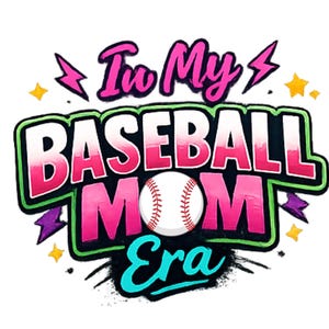 Puede incluir: Un gráfico colorido con el texto "I'm My Baseball Mom Era" en un estilo de letras de burbujas. El diseño incluye una pelota de béisbol, rayos y estrellas, todo sobre un fondo blanco.