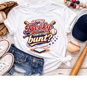 Può includere: Maglietta bianca con grafica a tema baseball con la scritta "omg Becky look at that bunt?" in rosso, bianco e blu. L'immagine include una palla da baseball, una mazza, un guanto da baseball, pantaloncini di jeans, scarpe da ginnastica bianche e un berretto da baseball.