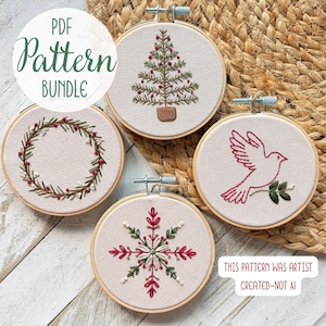 Puede incluir: Cuatro bastidores de bordado circulares con diseños navideños sobre tela clara: un árbol, una corona, un pájaro y un copo de nieve. El texto dice PDF Pattern Bundle y This pattern was artist created-not AI. Tienen herrajes metálicos.