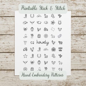 Peut inclure: Une feuille blanche avec divers dessins au trait noirs d'icônes sur le thème des cow-boys, notamment des bottes, des fers à cheval, des chapeaux et des cactus. Les mots "Printable Stick & Stitch" et "Hand Embroidery Patterns" sont imprimés en haut et en bas.
