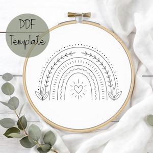 Könnte beinhalten: Ein Set aus drei Keramikbechern mit gesprenkelter, matter Oberfläche. Die Becher sind in den Farben Creme, Hellgrau und Dunkelgrau gehalten. Jeder Becher hat ein schlichtes, minimalistisches Design und einen abgerundeten Henkel.