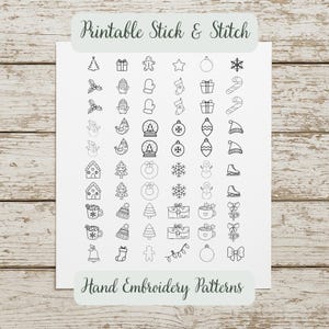Może przedstawiać: Biała kartka z czarnymi rysunkami świątecznych ikon, w tym choinki, prezentów, piernikowego ludzika, gwiazdy, ozdób i płatków śniegu. Wyświetlany jest tekst "Printable Stick & Stitch" i "Hand Embroidery Patterns".
