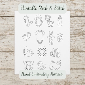 Op de afbeelding: Printbare Stick & Stitch handborduurpatronen met babythema-ontwerpen. Inclusief een dinosaurus, pinguïn, giraf, babyfles, babyvoetjes, romper, konijn, bloem, maan, zon, ABC-blokken, olifant, eend en walvis.