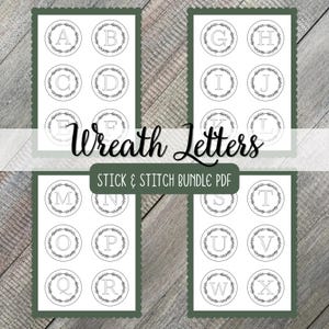 Peut inclure: Un ensemble PDF de broderie à coller représentant les lettres de l'alphabet de A à X, chacune entourée d'une couronne botanique circulaire. Le texte Wreath Letters et STICK & STITCH BUNDLE PDF est affiché en noir et blanc.