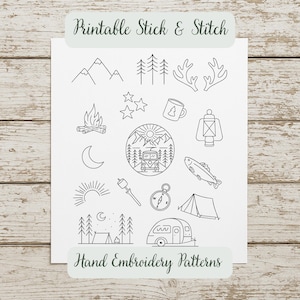 Op de afbeelding: Een wit vel met zwarte lijntekeningen van kampeer- en outdoor elementen. Bevat bergen, bomen, een kampvuur, een kompas, een tent en een camper. Tekst bovenaan luidt "Printable Stick & Stitch" en onderaan "Hand Embroidery Patterns."