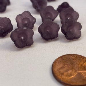 Glass flower beads from Czech Republic. Dark purple. ( 26 pieces per price)