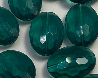 Facetted oval emerald green beads. Acrylic. (30 pieces per price)