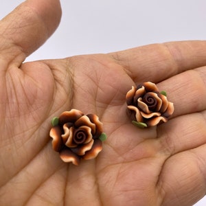 Grande argila polimérica rosa feita à mão. 17mm, Marrom e Laranja. (10 peças por preço) Base plana com furos horizontais/laterais de 1mm.