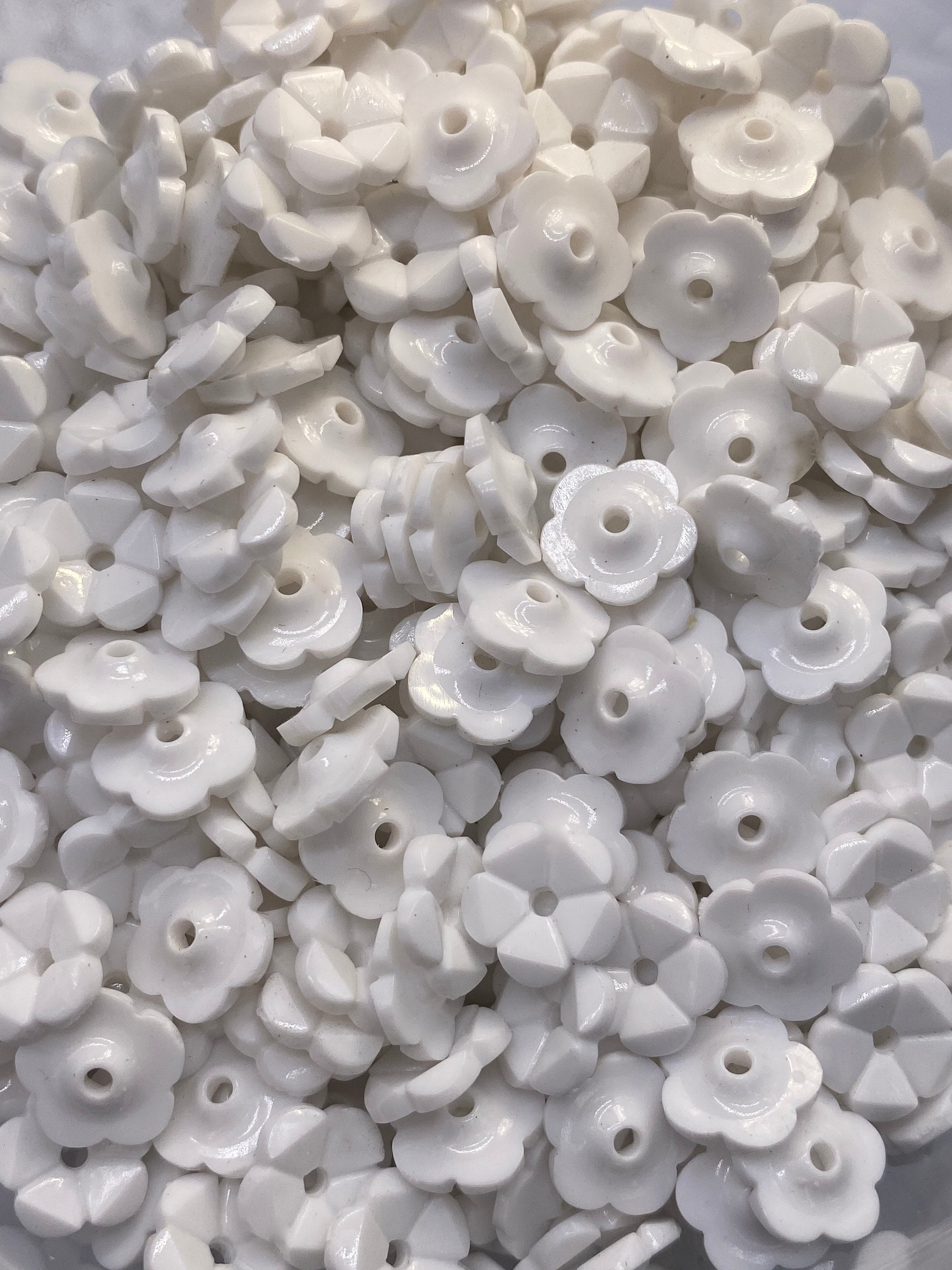20 perline a forma di fiore bianco da 27 mm, perline in plastica acrilica per la creazione di gioielli, orecchini fai da te, collane e bracciali. - Italia