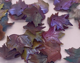 Hand painted maple leaves. Muti-tones with Iridescent purple. 19mm, Acrylic. (30 pieces per price)