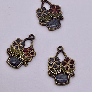 Vintage messing cloisonné bloemenmand bedel. 17 mm (2 stuks per prijs)
