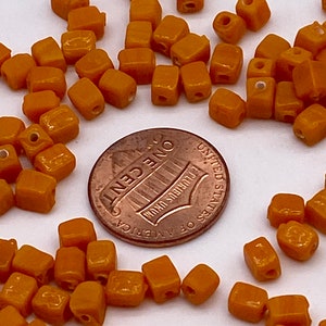 小さな不透明ガラスキューブビーズ。オレンジ。4 mm (1 個あたり 400 個)