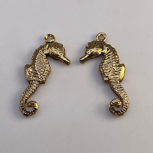Messing Seepferdchen Charms. (16 Stück pro Preis)