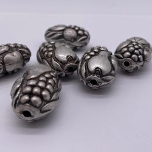 Grande perlina in stile vintage in rilievo. Finto argento ossidato. Acrilico. 30 mm (2 perline per prezzo)