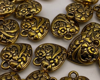 Colgantes/dijes de corazón con flor de latón en relieve (20 piezas por precio)