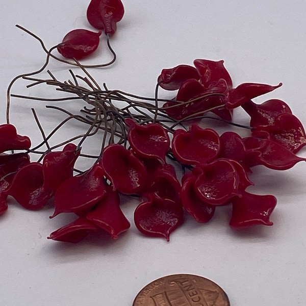 Vintage Venetian glass lily. Deep red. 9mm (10 pieces per price)