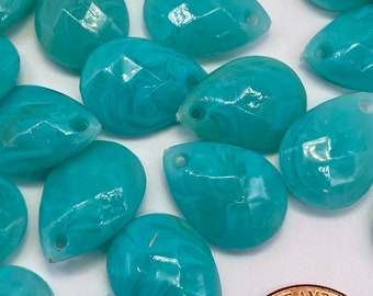 Op de afbeelding: Een verzameling turquoise blauwe, traanvormige glazen kralen met een swirl-patroon. De kralen hebben een gat aan de bovenkant om te rijgen.