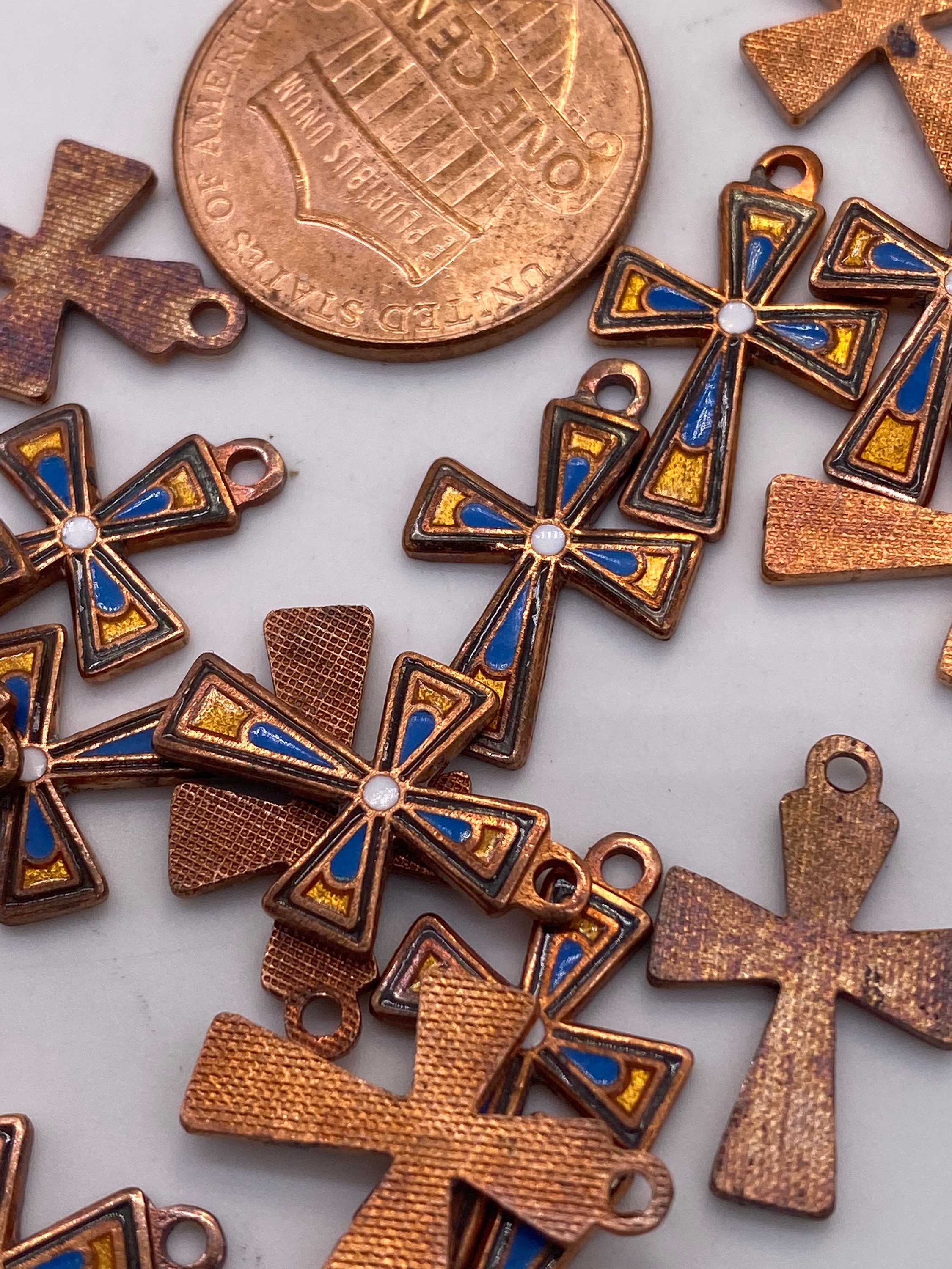 七宝焼き、十字架 小さなヴィンテージの七宝焼き十字架。銅製。（青と黄色）4個入り