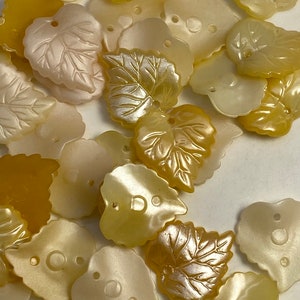 Mixed lot of pastel yellow/gold leaves (30 pieces per price)