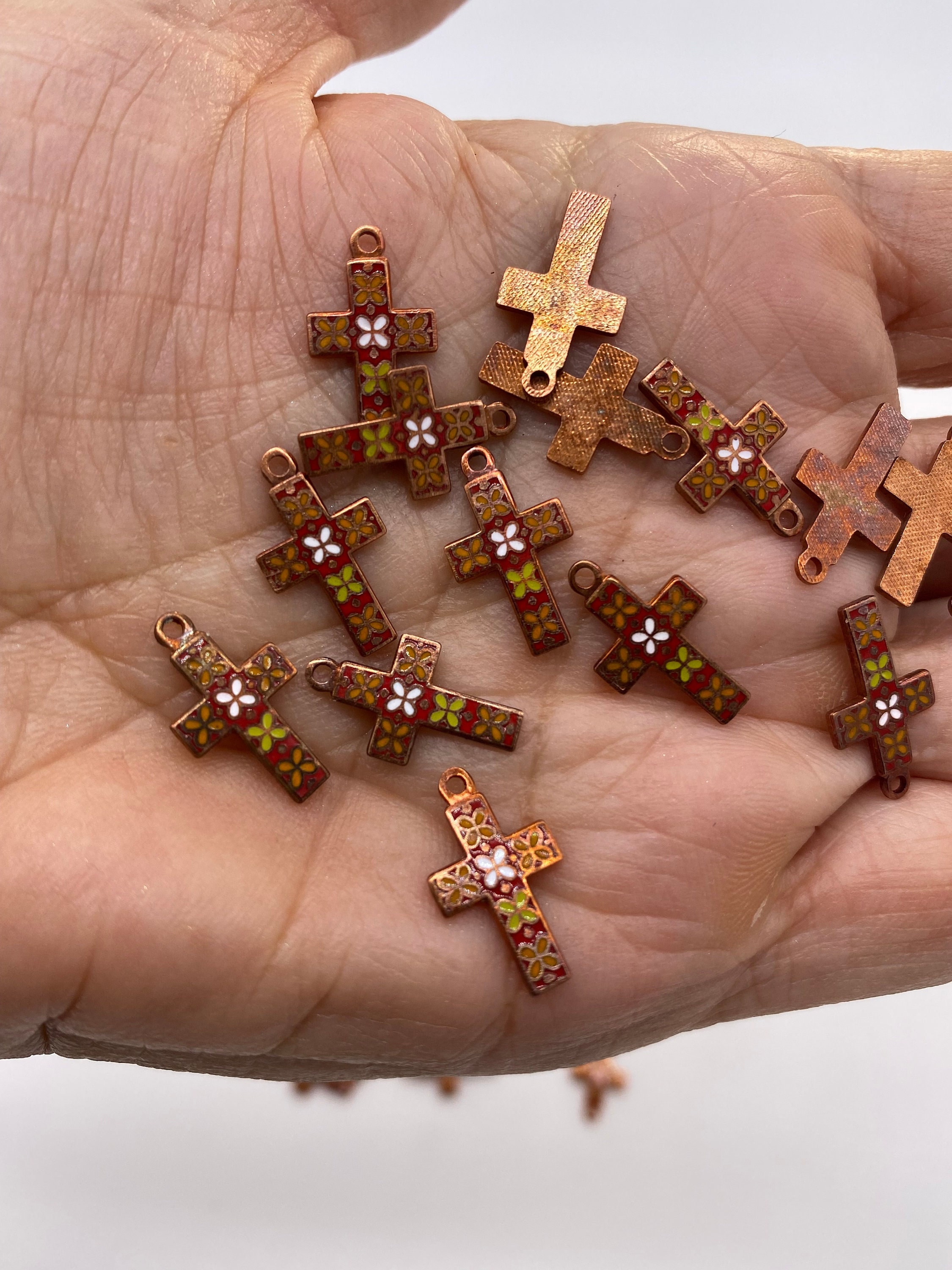 小さなヴィンテージの七宝焼き十字架。（ラテン文字）赤と白（4個入り