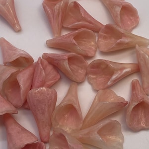 Pink Acrylic trumpet flower beads. 26mm (20 pieces per price)