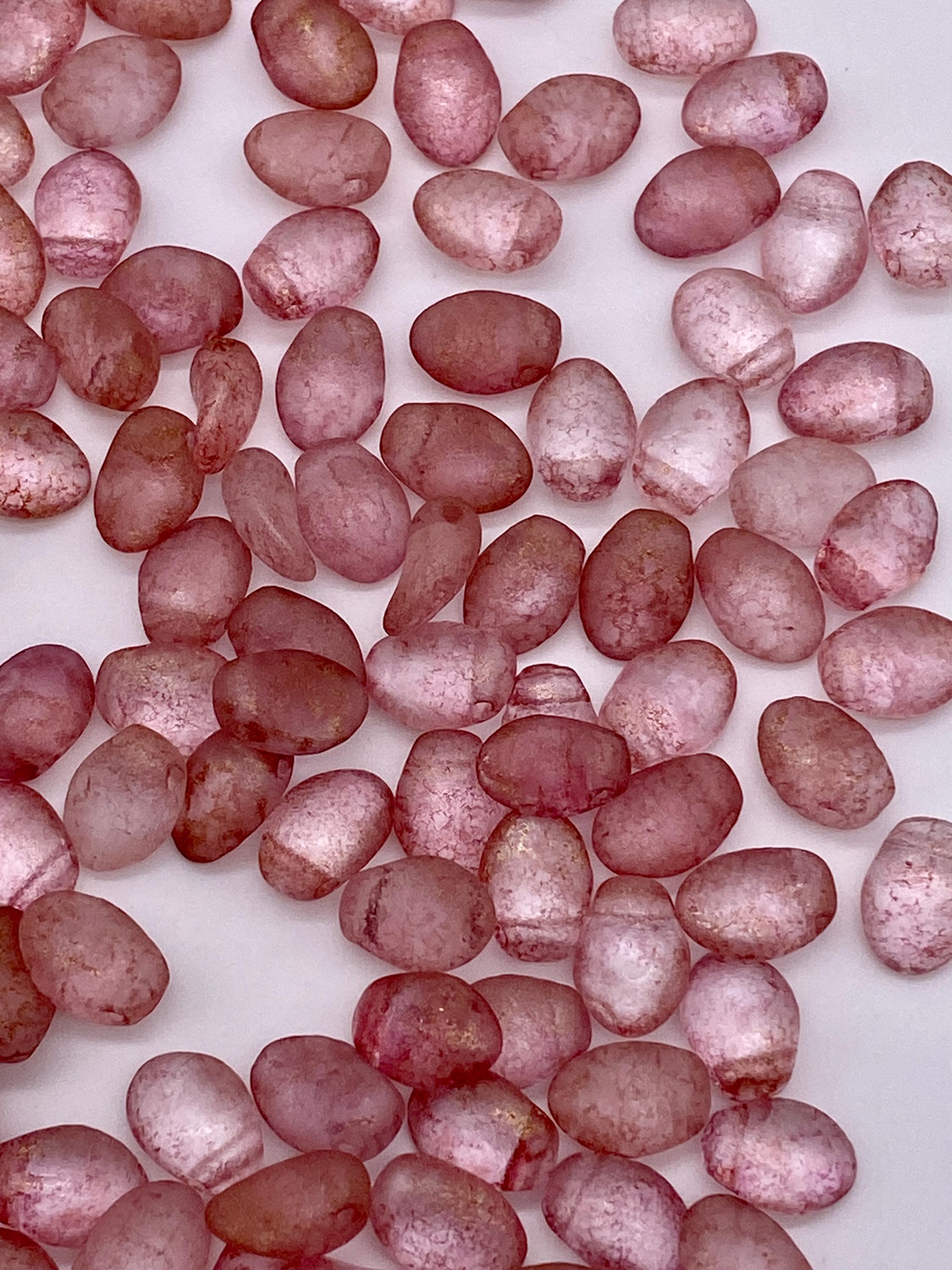 Piccole perline a forma di petalo con foro a croce nella parte superiore. Vetro 6x4. Rosa opaco. (40 pezzi al prezzo) - Italia