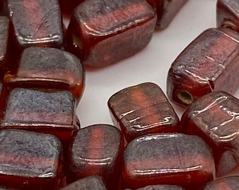 Cuentas de cristal cúbicas hechas a mano en la India. Rojo claro cálido y transparente con revestimiento AB (50)