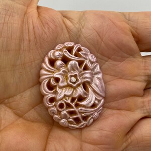 Cabachon/pingente floral vintage. Lucite. Rosa perolado. 40mm (2 peças por preço)