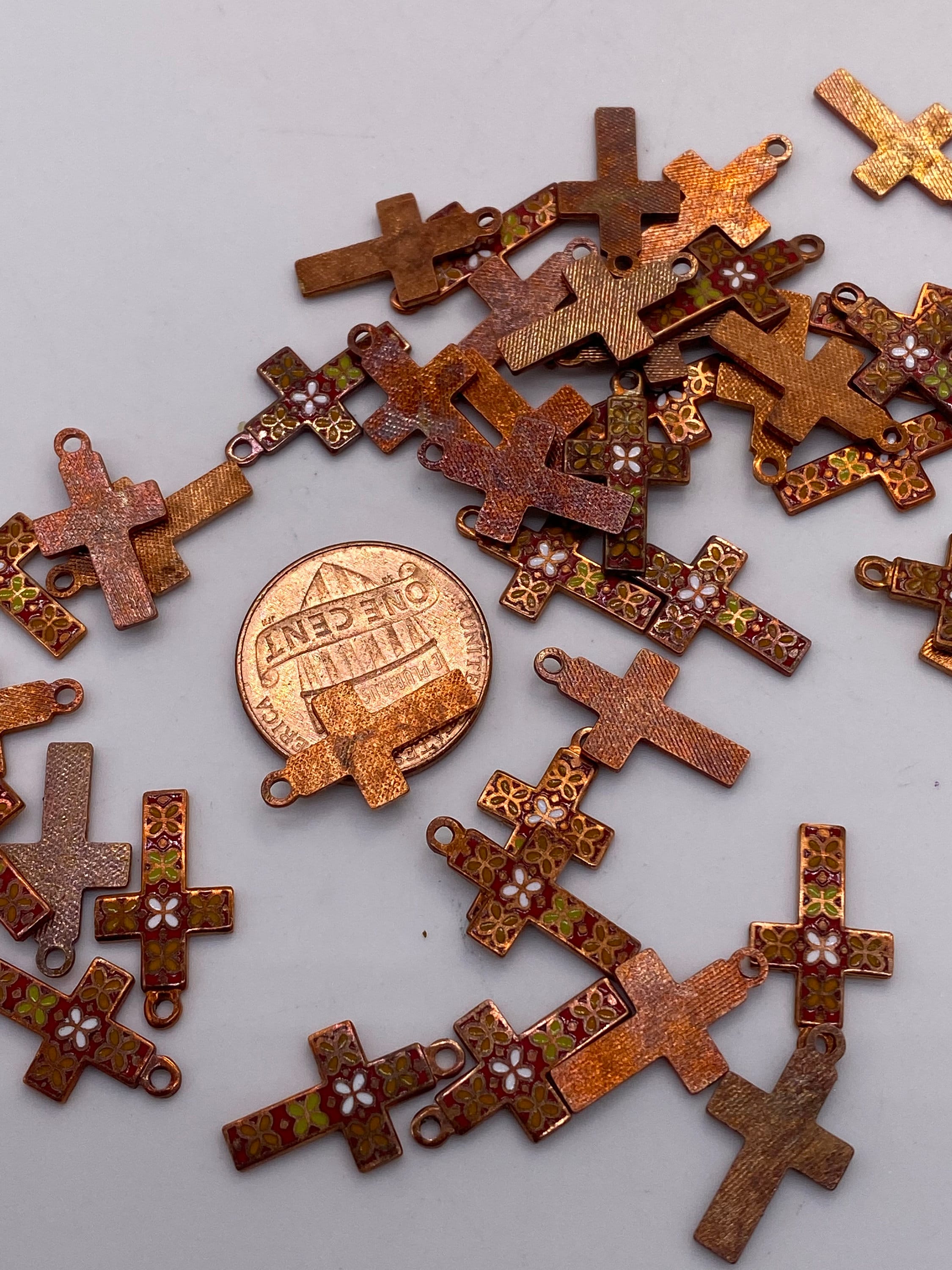 小さなヴィンテージの七宝焼き十字架。（ラテン文字）赤と白（4個入り