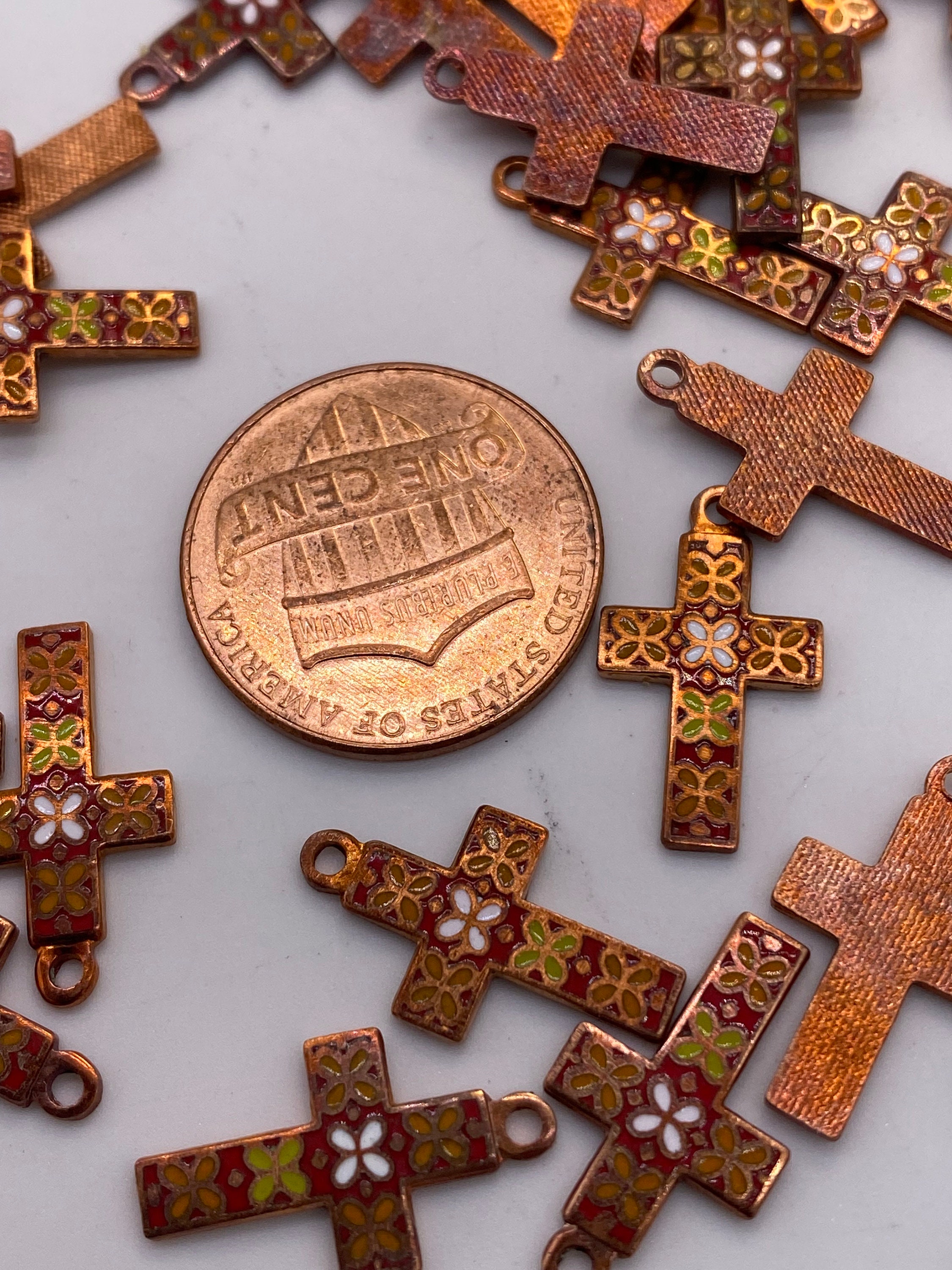 七宝焼き、十字架 小さなヴィンテージの七宝焼き十字架。（ラテン文字）赤と白（4個入り