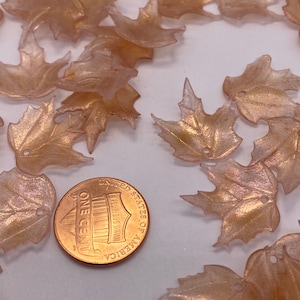 Handgemaltes Ahornblatt. Acryl. Rosegold transparent. 20mm ( 30 Stück pro Preis)