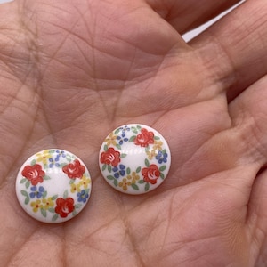 Vintage japanischer Glascabochon mit rotem Blumenmotiv. 13mm (10 Stück pro Preis)