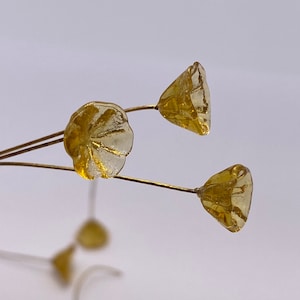 Fiori di vetro fatti a mano con perno in ottone fuso. 10mm. Sabbia d'oro. ( 20 pezzi per prezzo)